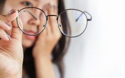 8 signs you may need new eyeglasses